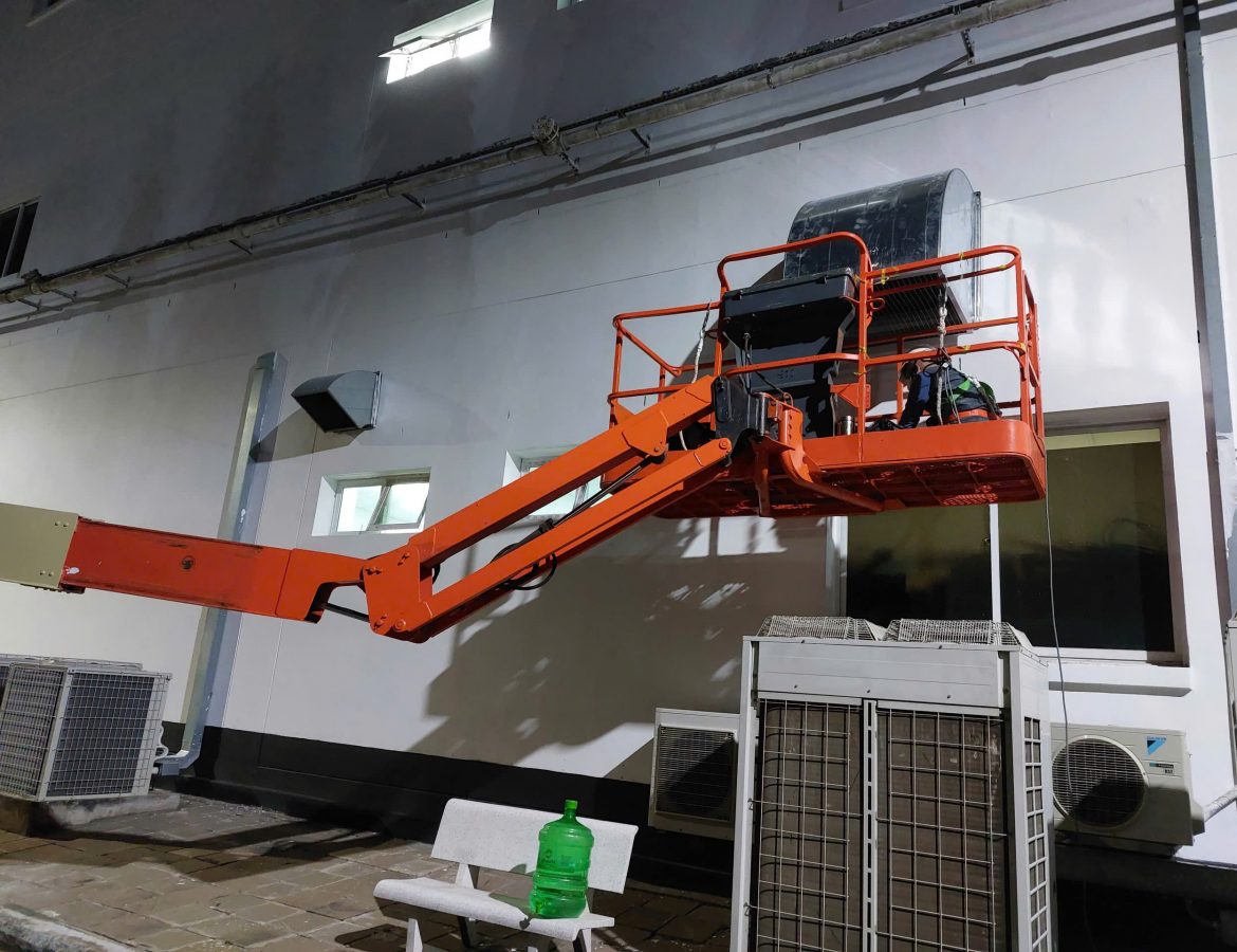 Lắp đặt louver che mưa cho nhà máy sản xuất công ty Avery Dennison