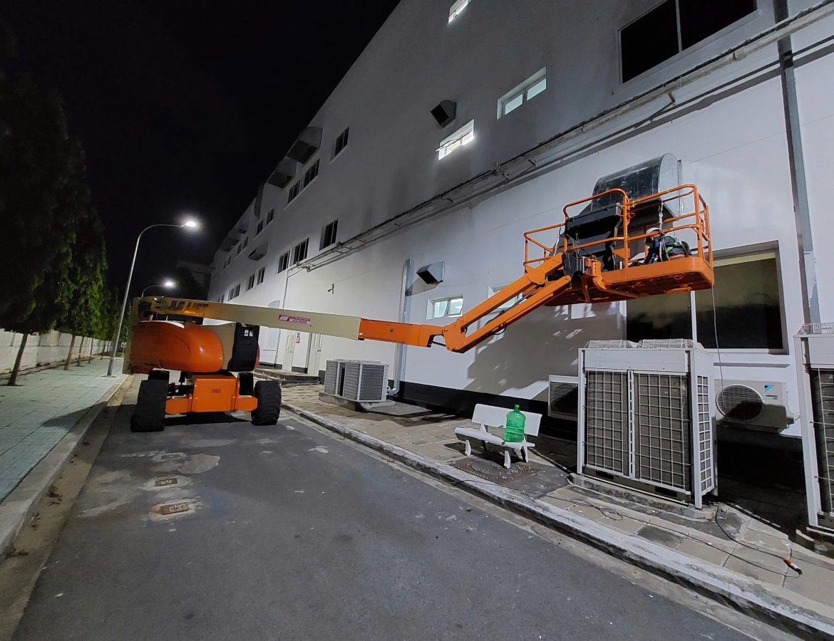 Lắp đặt louver che mưa cho nhà máy sản xuất công ty Avery Dennison