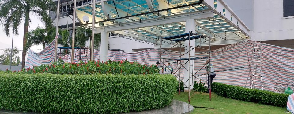 Thi công mái đón bằng Alumium tại nhà máy Avery Dennison