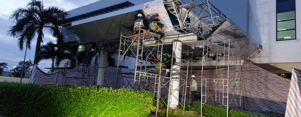 Thi công mái đón bằng Alumium tại nhà máy Avery Dennison