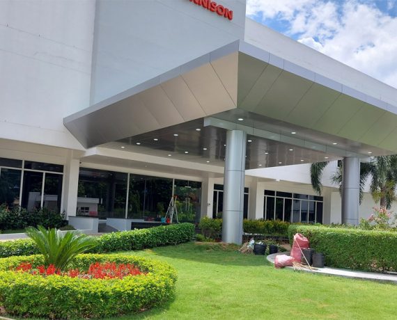 Thi công mái đón bằng Alumium tại nhà máy Avery Dennison