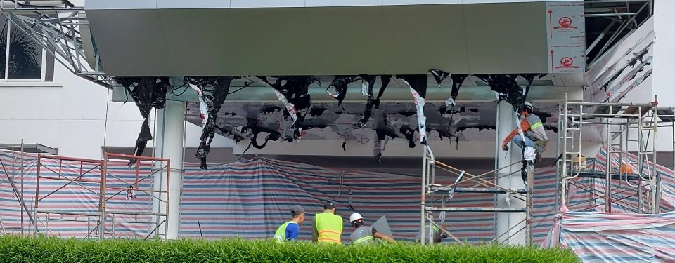 Thi công mái đón bằng Alumium tại nhà máy Avery Dennison