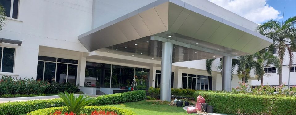 Thi công mái đón bằng Alumium tại nhà máy Avery Dennison